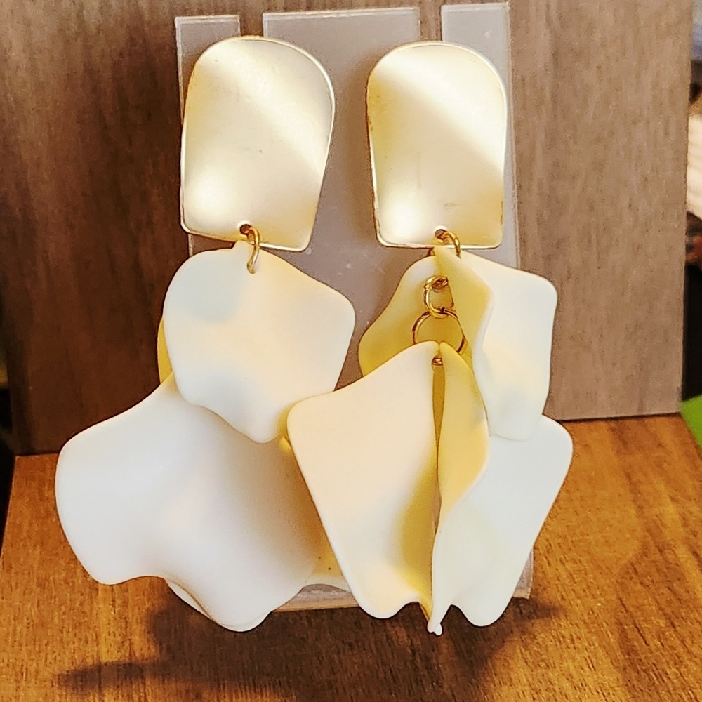 White Acrylic Flower Petal Statement Earrings Gold Tone Drop Wedding Bridal 3"